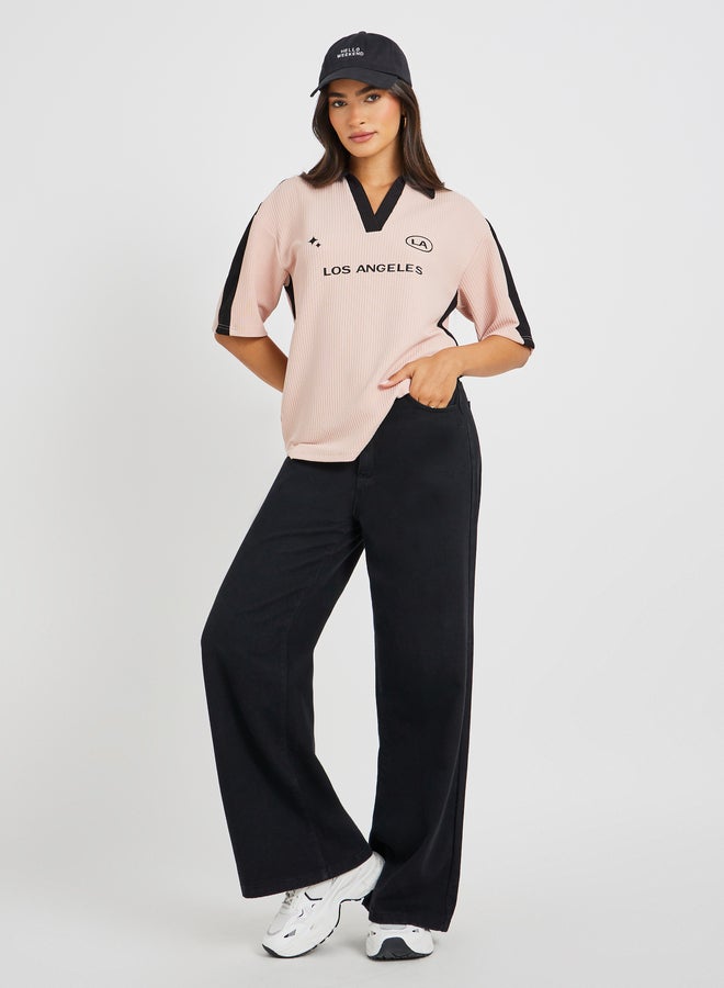 ستايلي تيشيرت فضفاض بياقة وأكمام قصيرة مطبوع عليه شعار - Image 2